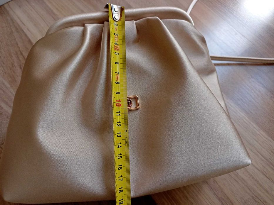 Нова дамска чанта плик/през рамо от сатен в телесен/бежов цвят