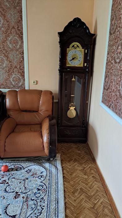 Мебель для зала сервиз стенка комод и часы