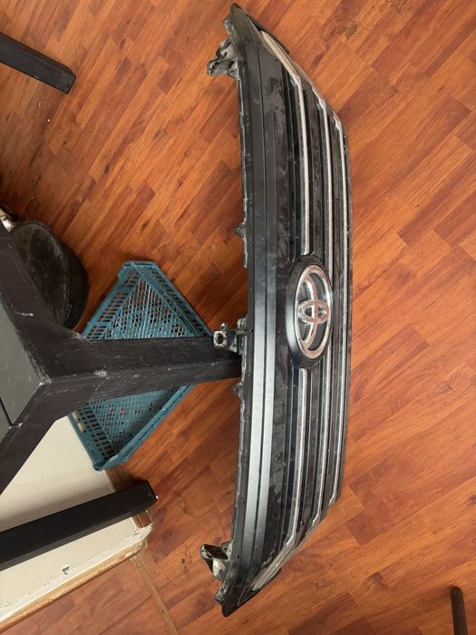 Решетка радиатора Тойота ленд крузер 300