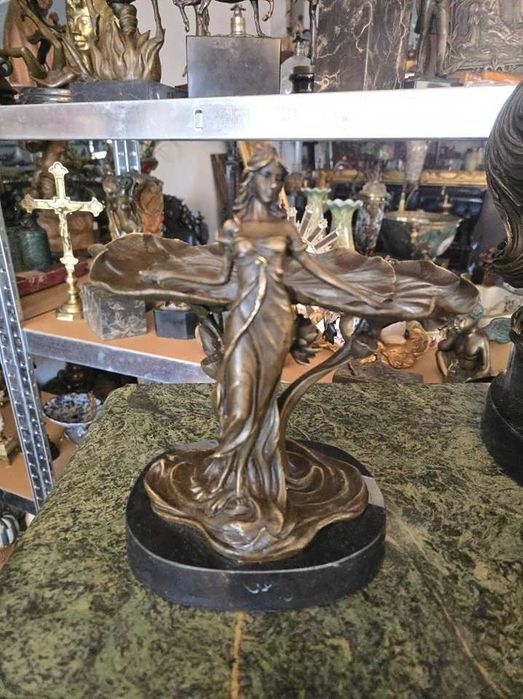 Fructiera art-nouveau din bronz pe soclu de marmura.