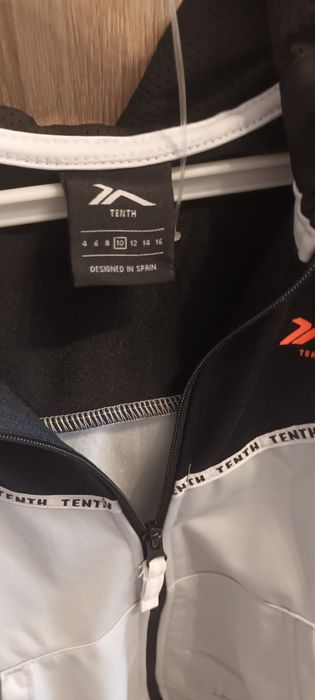 Детски екип Tenth за около 10 годишно момченце.