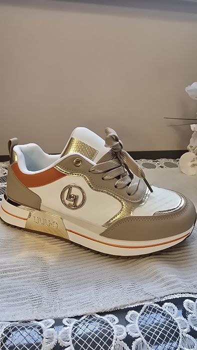 Дамски бежови маратонки