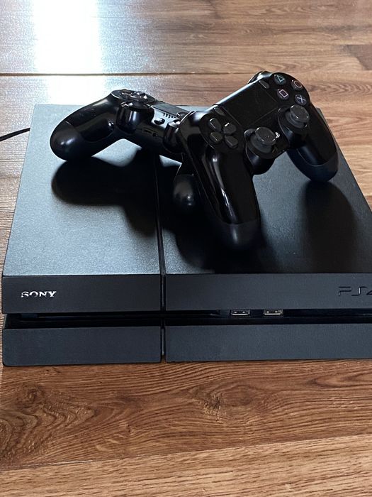 продаю playstation 4, в хорошем состоянии, с играми в комплекте.