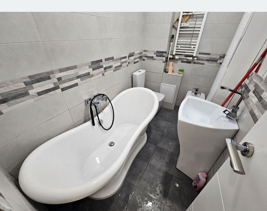 Vând apartament  ultracentral două camere semidecomandat.