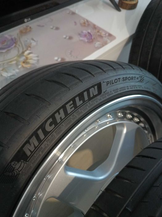 Vând un set de jante cu anvelope O.Z. Futura r18. 5×112/5×120