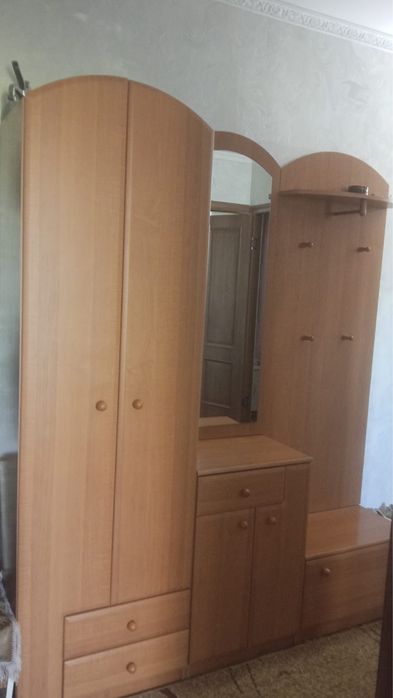 Продается прихожий шкаф