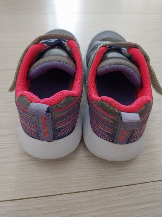 Adidasi skechers fete