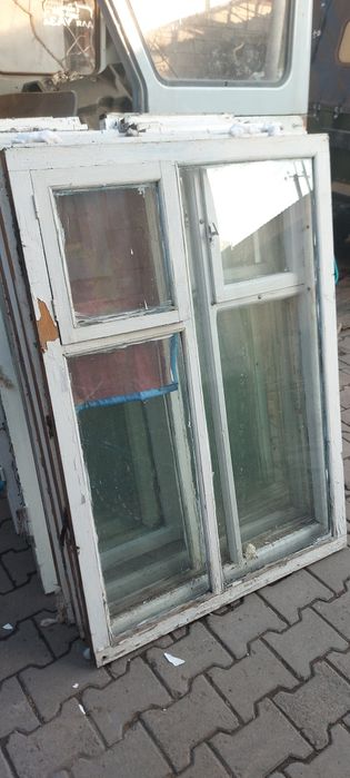 Оконные рамы и шифер старые.