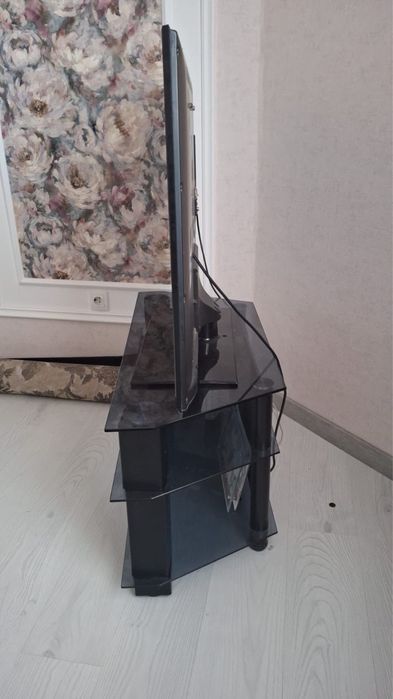 Телевизор LG с подставкой