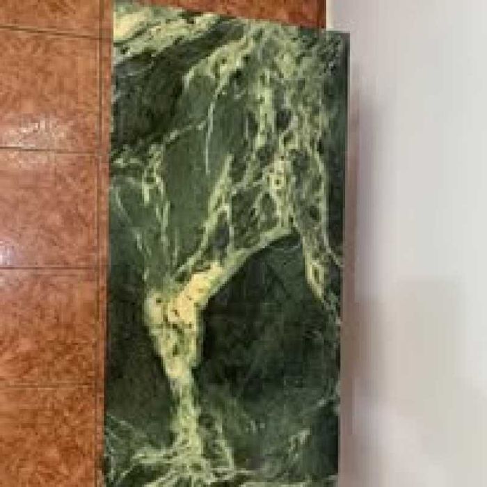 Masa decor living cu blat din marmura verde
