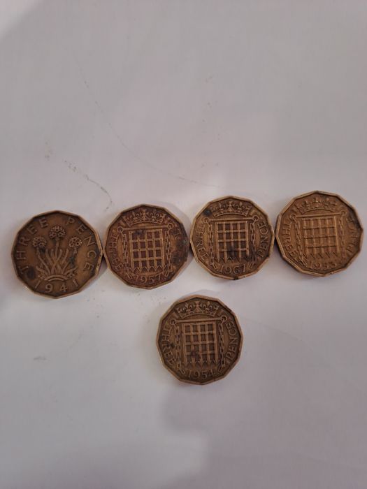Vand monede de three pence  foarte rare  cu regina Elisabeth 2
