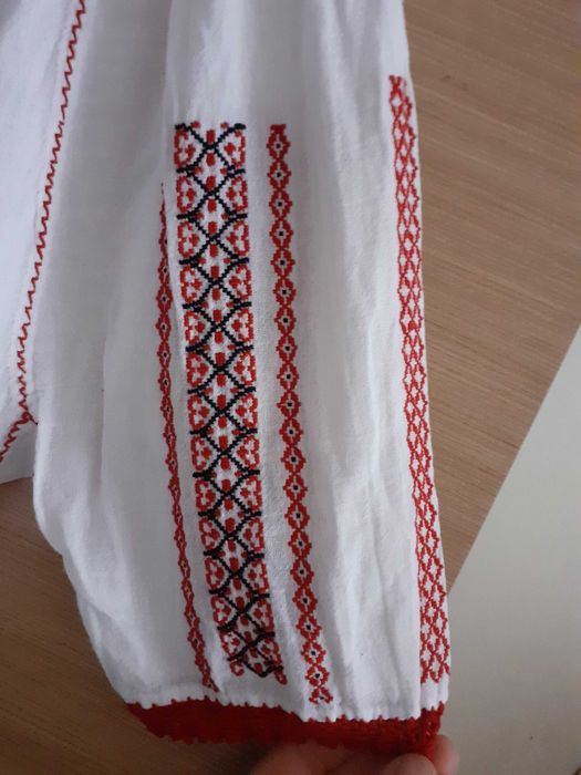 Vand ie traditionala cusuta manual, stare foarte buna, pret 300 lei