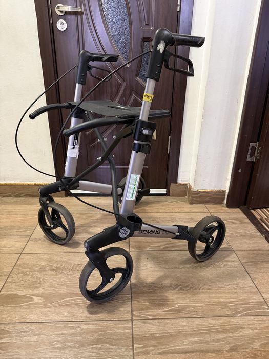 Cadru rulant din aluminiu cu sezut si frane pliabil