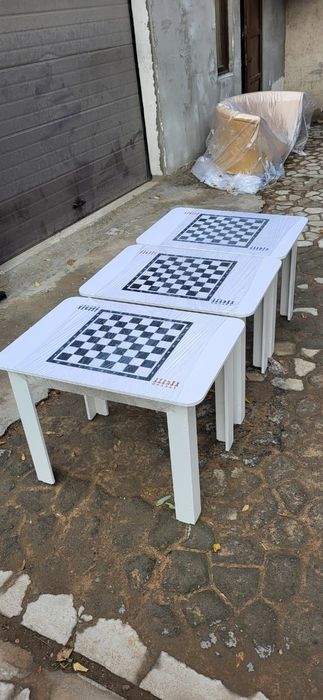 Шахматный стол с фигурками