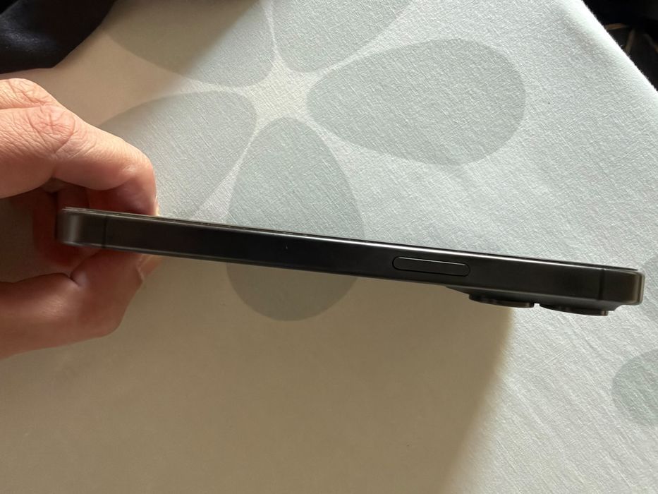 Iphone 15 pro black titanium
