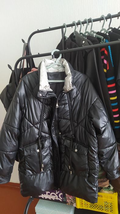 Продаются женские куртки.