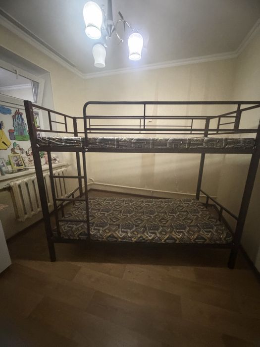 Кравать  двухярусный с матрасом продам