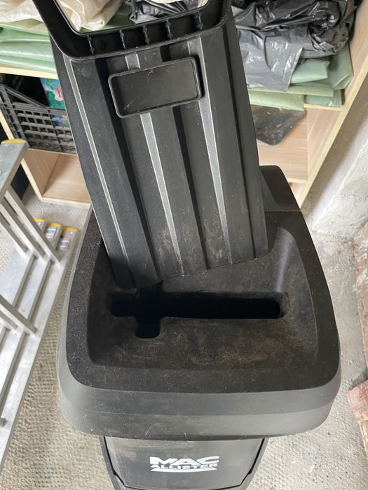 Tocator crengi sau resturi vegetale