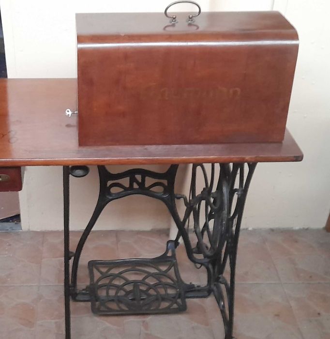 Masina veche de cusut functionala, marca Naumann