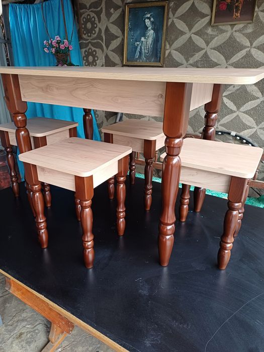 Продам стол кухонный с табуретками.