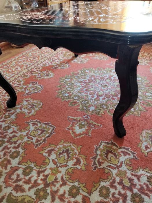 Продам столик новый резной