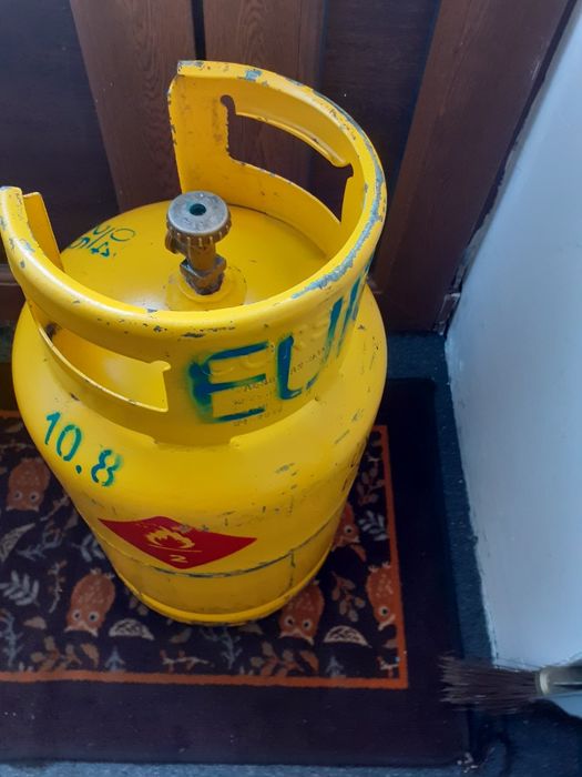 Vând butelie galbenă .