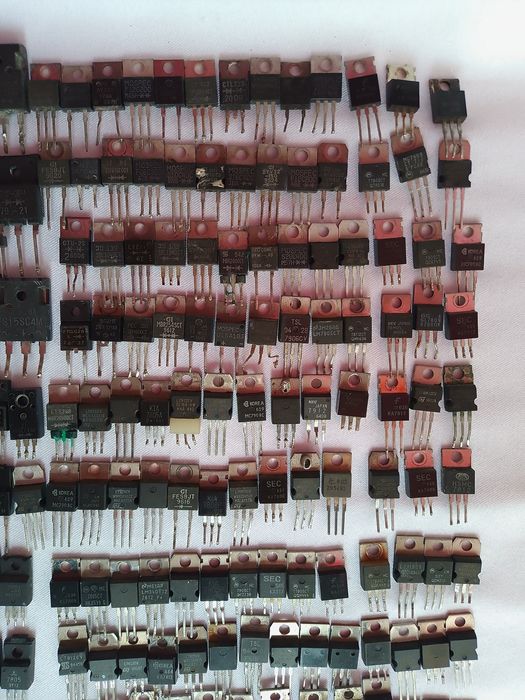 Lot de peste 400 bucăți diode si regulatoare de tensiune