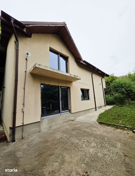 Casa cu garaj, 254 mp, teren 610 mp, zona Visan