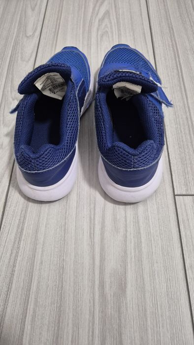 Vând adidași pentru băieți,  în stare bună