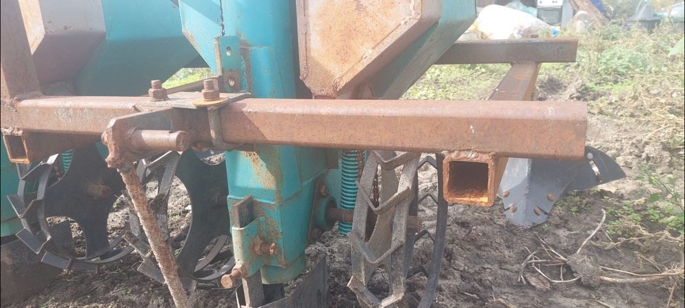 Masina de plantat cartofi cu fertilizare si rariță.preț negociabil