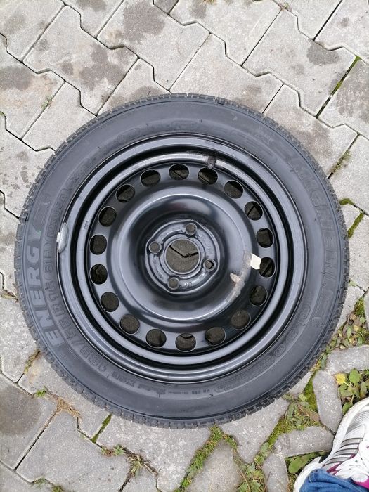 Vând anvelopa cu tot cu janta.