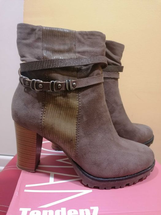 Елегантни дамски боти