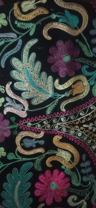 Сюзане ручной работы / Традиционная вышивка (тамбурный шов).