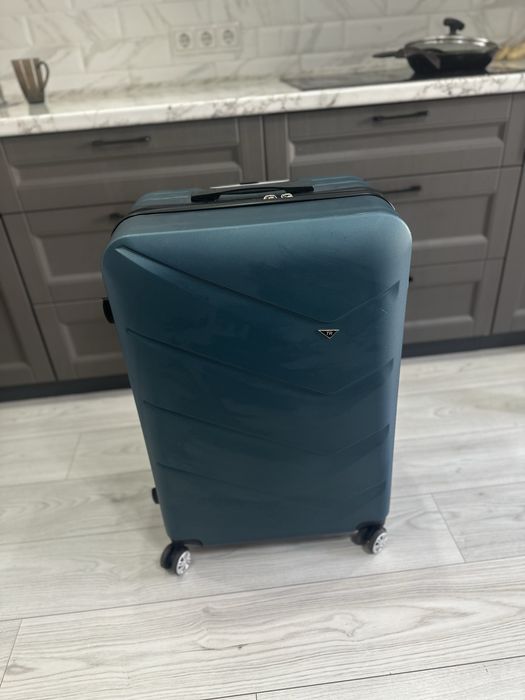 Продам чемодан размера L