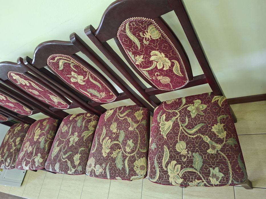 Продаётся стол и 10 стулья