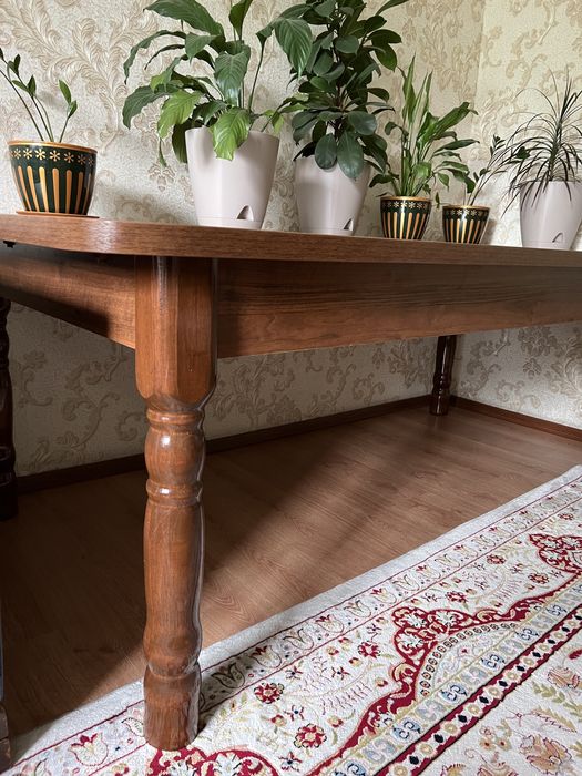 Стол в гостиную