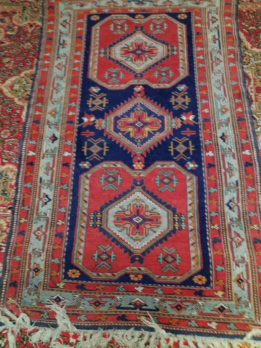 Ковёр старинный 200х129.с небольшим дефектом (надрез)