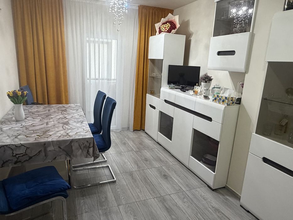 Vand apartament cu 3 camere  mobilat