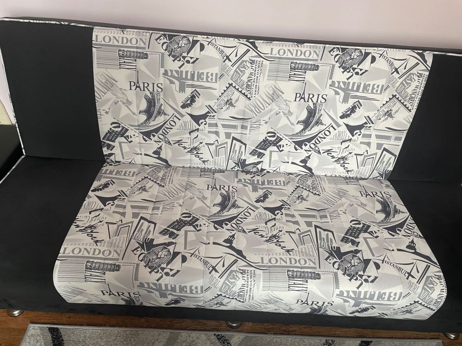 Диван- триместен, разтегателен. Почти неупотребяван. Много запазен