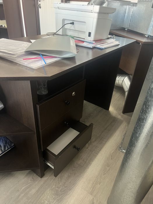 Два стола офисных