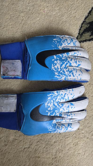 Вратарские перчатки