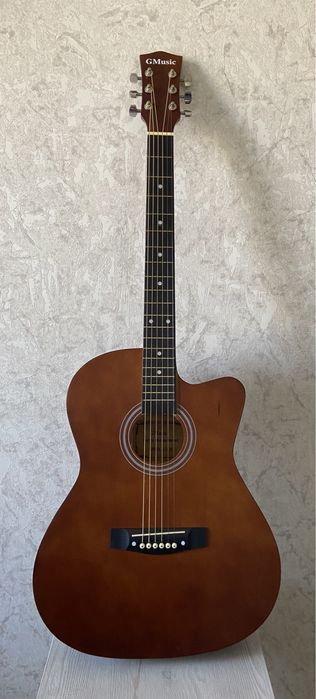 Красивая Акустическая гитара с плотным чехлом