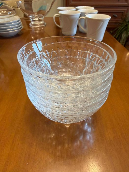 Различни видове стъклени чаши и чинии