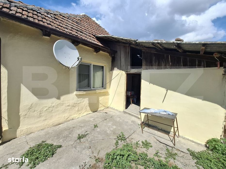 Casa 2 camere, 100 mp, anexe de vanzare, zona Gelu