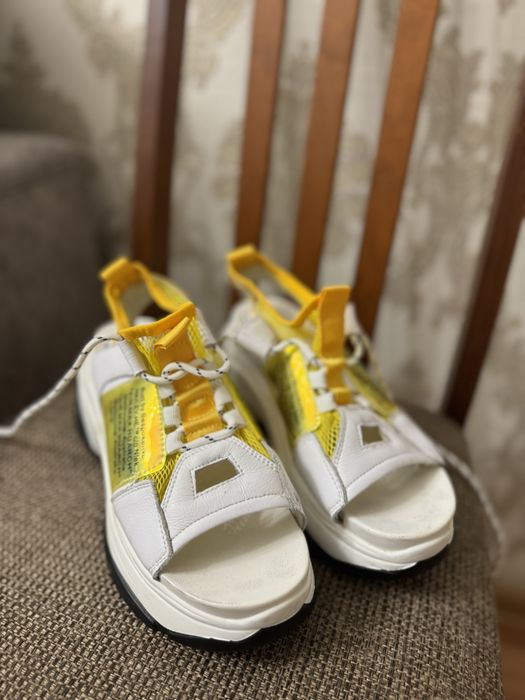 Босоножки новые,