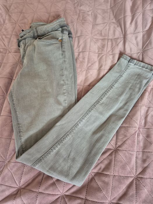 Vând blugi massimo dutti