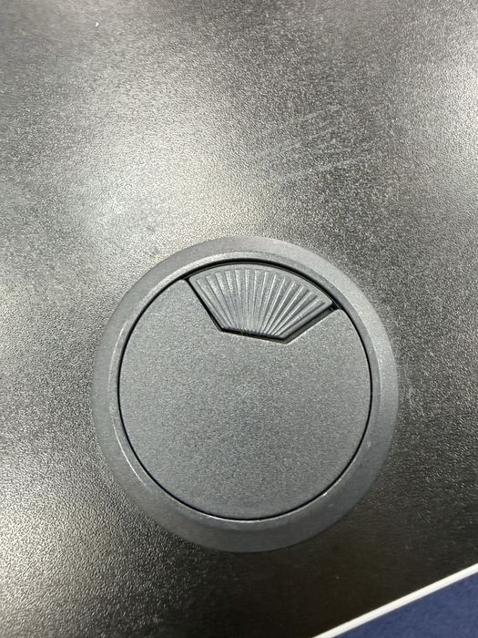 Masa neagra cu picioare argintii