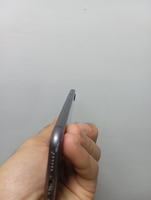 iPhone 8  64GB .