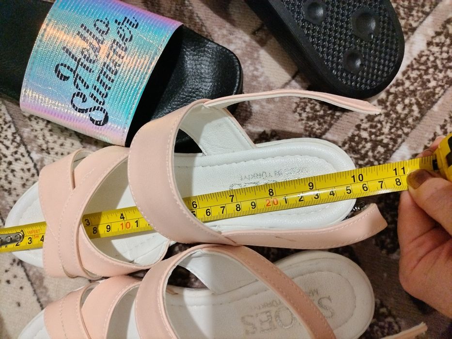 Дамски чехли и сандали.