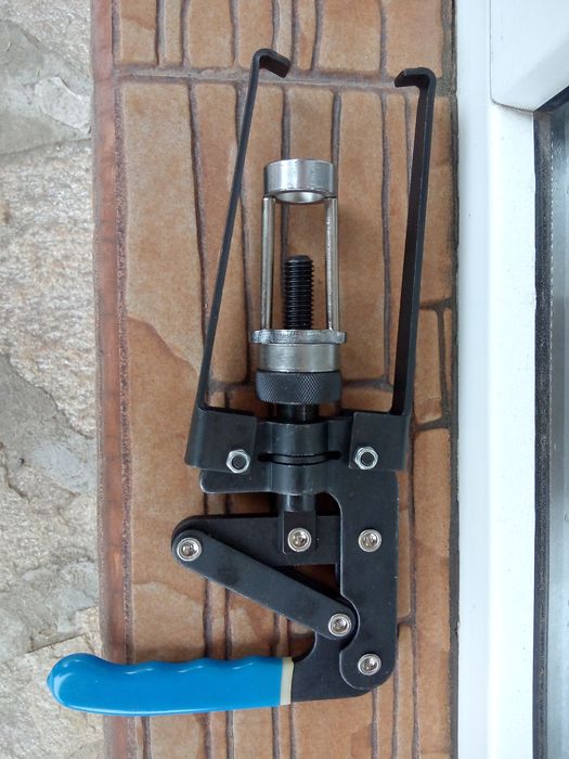 Регулируема скоба за разкопчаване и закопчаване на клапани